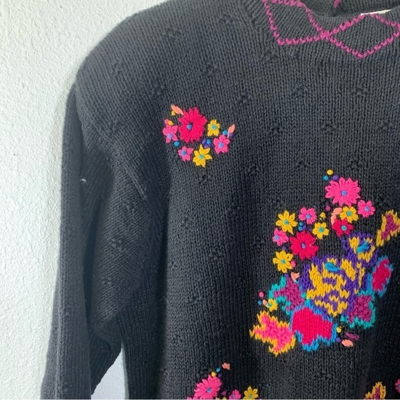 Northern Isles Portraits Womens Hand Knit Black Size Large Floral Sweater Warm - Picture 7 of 15